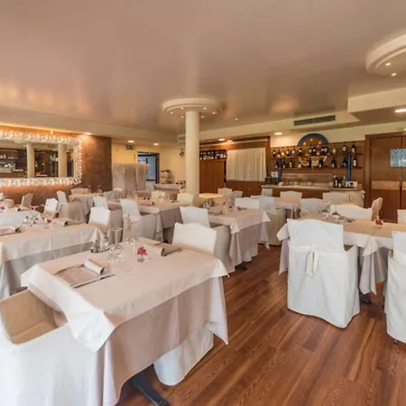 Yachting Mistral 3* 시르미오네